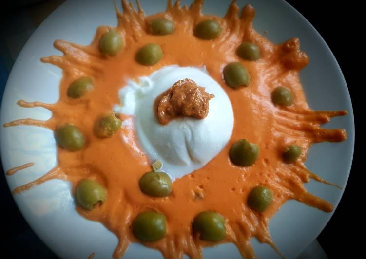 Salmorejo con Burrata, aceitunas y pesto de Nueces