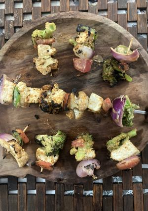 तंदूरी वेजटेबल्स पनीर टिक्का (tandoori vegetables paneer tikka recipe in Hindi) रेसिपी मुख्य फोटो