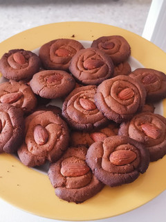Una foto de Galleta de arroz y coco con almendra