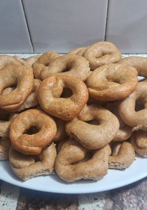 Una foto de Rosquitas semi integral con queso rallado y ajo en polvo