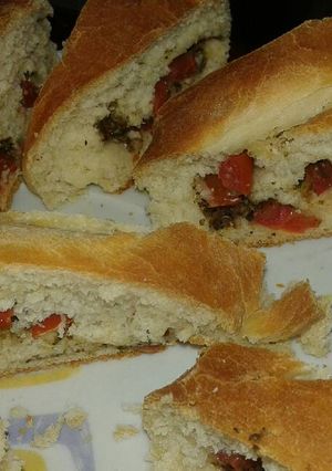 Una foto de Pan casero relleno de tomate y mostaza