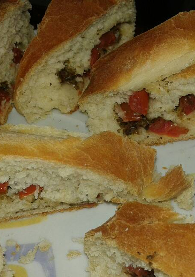 Una foto de Pan casero relleno de tomate y mostaza