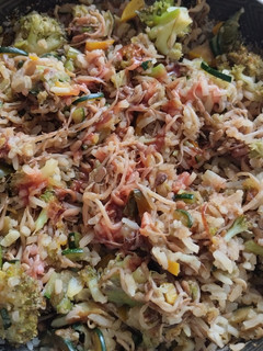 Una foto de Arroz🍜con vegetales🥗salteados🍚🥡🍱