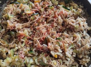 Una foto de Arroz🍜con vegetales🥗salteados🍚🥡🍱