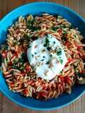 Burrata sobre cama caliente de fusilli