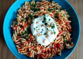 Burrata sobre cama caliente de fusilli
