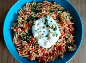 Una foto de Burrata sobre cama caliente de fusilli