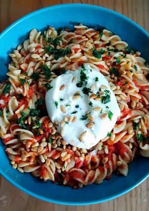 Una foto de Burrata sobre cama caliente de fusilli