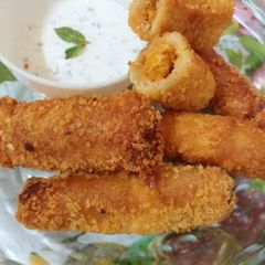 A picture of Bread chicken pizza roll.