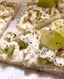 Tartine con uva mascarpone gorgonzola e noci