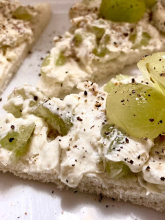 Foto di Tartine con uva mascarpone gorgonzola e noci