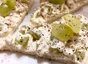 Foto di Tartine con uva mascarpone gorgonzola e noci