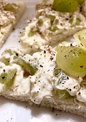 Foto di Tartine con uva mascarpone gorgonzola e noci