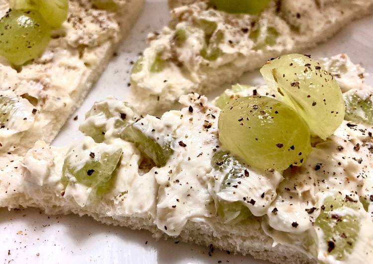 Tartine con uva mascarpone gorgonzola e noci