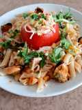 Tomate relleno de atún, acompaña con pasta fácil y placentera!