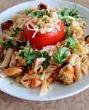 Tomate relleno de atún, acompaña con pasta fácil y placentera!