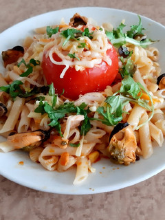 Una foto de Tomate relleno de atún, acompaña con pasta fácil y placentera!