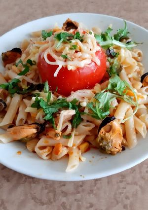 Una foto de Tomate relleno de atún, acompaña con pasta fácil y placentera!