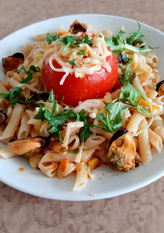 Una foto de Tomate relleno de atún, acompaña con pasta fácil y placentera!