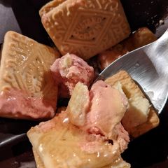 A picture of Custard Creams with Ice-cream.