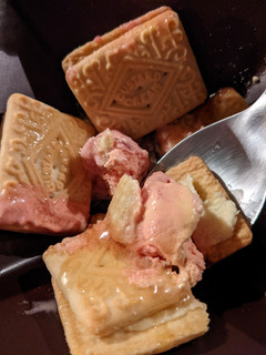 A picture of Custard Creams with Ice-cream.