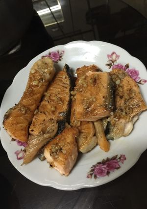 A picture of Garlic lemon butter salmon.