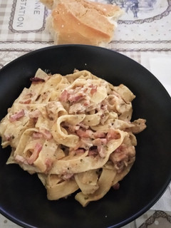 Una foto de Pasta nido con bacon y nata