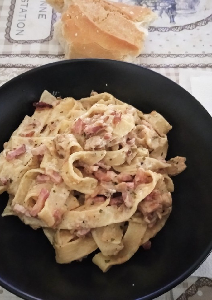 Una foto de Pasta nido con bacon y nata