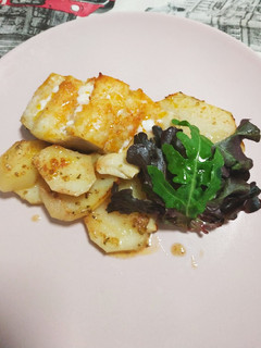Una foto de Bacalao con patatas al pimentón