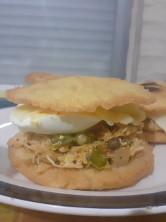 Una foto de Tostadas de Harina rellenas de Gallina (Arepas Tipo Reina Pepia