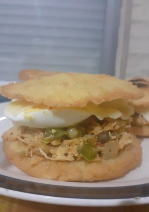 Una foto de Tostadas de Harina rellenas de Gallina (Arepas Tipo Reina Pepia