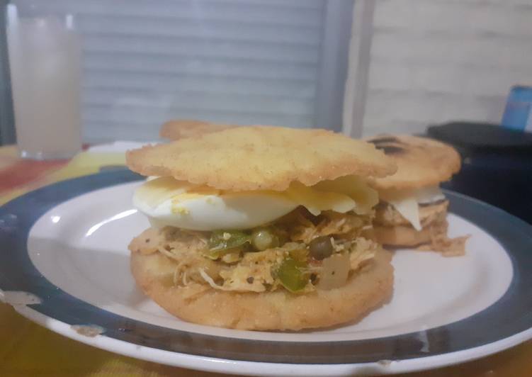 How to Prepare Award-winning Tostadas de Harina rellenas de Gallina (Arepas Tipo Reina Pepia