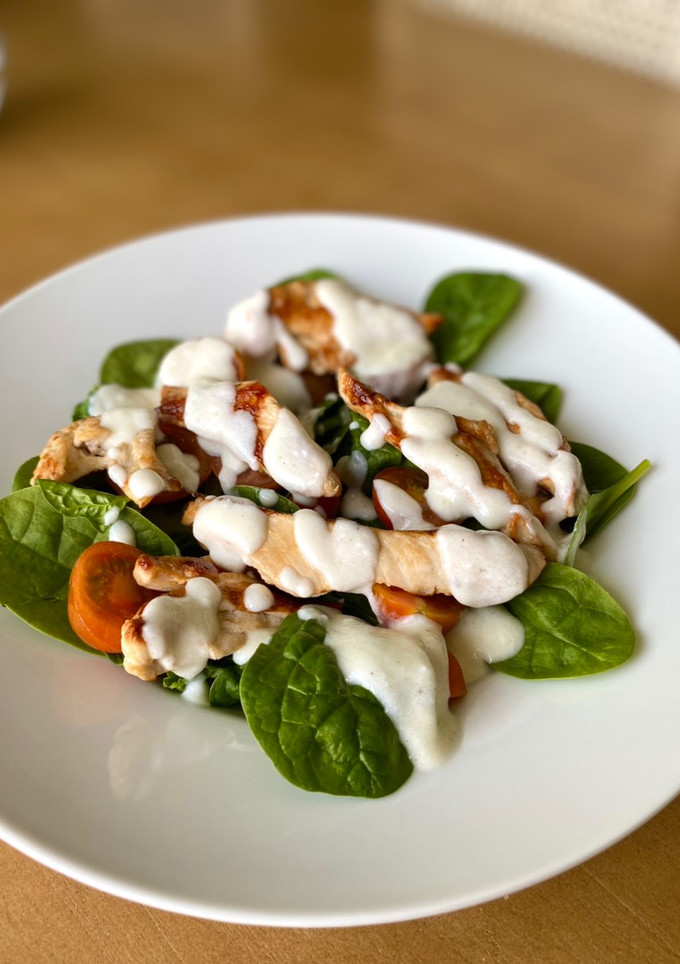 Una foto de Ensalada de espinacas y pollo con salsa de yogur