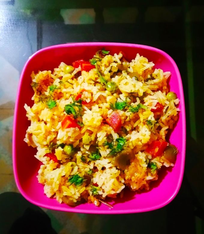 मेक्सिकन राइस (Mexican Rice recipe in marathi) रेसिपी चे मुख्य फोटो 