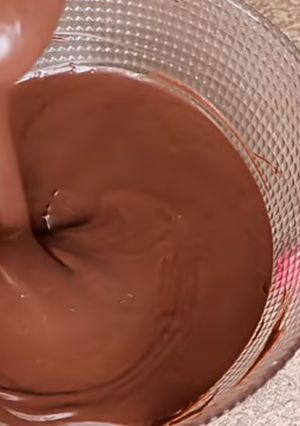 صورة لوصفة صوص شوكولاته لتزيين وتغليف الكيك