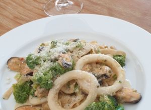 Foto resep KETO LINGUINE DENGAN BROCOLI,KERANG DAN CUMI