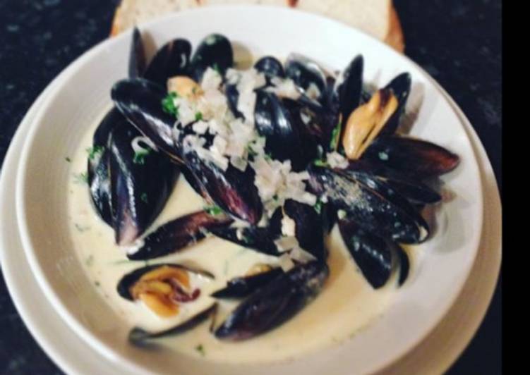 Moules Marinere with Cream, Garlic and Parsley
