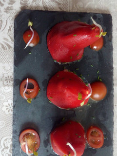 Una foto de Pimientos rellenos de atún palitos de cangrejo y huevo