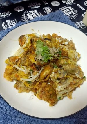 A picture of Crispy Oyster Omelette (Hoy Tod).