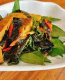 Khô cá dứa chay om rau răm