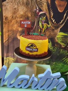 Una foto de Torta de cumpleaños Dinosaurios (sin gluten)