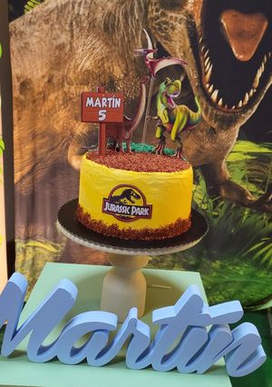 Una foto de Torta de cumpleaños Dinosaurios (sin gluten)