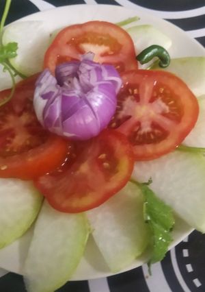 नवलकोल टोमॅटो कांदा सलाड (Navalkol Tomato Kanda Salad Recipe In Marathi) रेसिपी चे मुख्य फोटो 