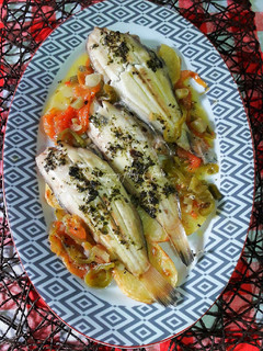Una foto de Lenguados al horno con patatas y pasta de cilantro y jengibre
