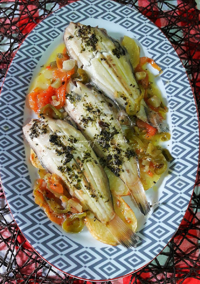 Una foto de Lenguados al horno con patatas y pasta de cilantro y jengibre