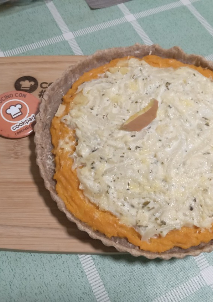 Una foto de Tarta de Calabaza 🎃 Con Crema de Cebolla 🥧🧅