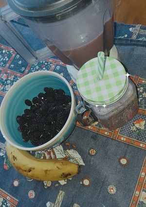 Una foto de Jugo/licuado de banana y moras 🥤