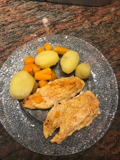 Una foto de Patatas guarnición hervidas con zanahoria y pollo plancha(Apto diabéticos)