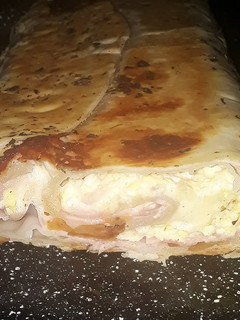 Una foto de Tarta arrollada de jamón, queso y huevo (pascualina)