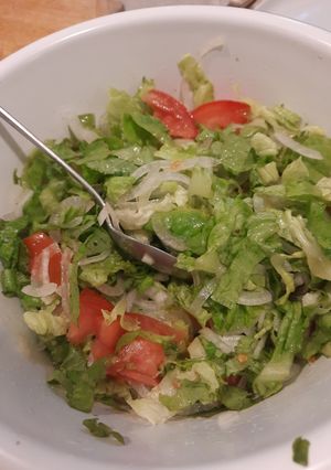 Una foto de Lechuga, cebolla, tomate (mixta) clásica ensalada de todos los tiempos